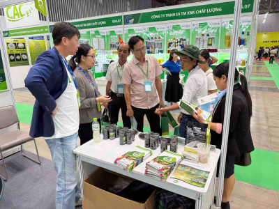 Shandong Huayuan Humic Acid Ecological Agriculture Technology Co., Ltd. exhibition booth at the Vietnam agricultural exhibition, showcasing humic acid, potassium humate, and fulvic acid products to international visitors.